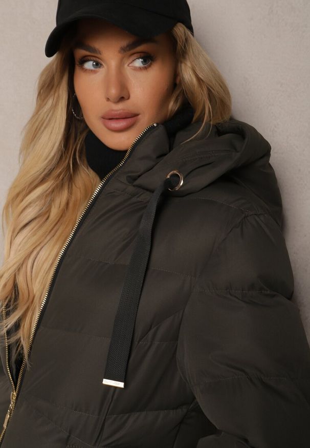 Renee - Ciemnozielona Kurtka Pikowana o Długim Kroju z Kapturem i Suwakiem Dwukierunkowym Naomira. Okazja: na co dzień. Typ kołnierza: kaptur. Kolor: zielony. Materiał: dzianina, jeans. Długość: długie. Sezon: zima. Styl: casual, elegancki