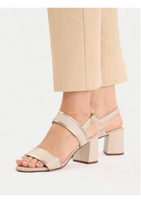 Clarks Sandały Ezoria Sling 26181301 Beżowy. Kolor: beżowy. Materiał: skóra