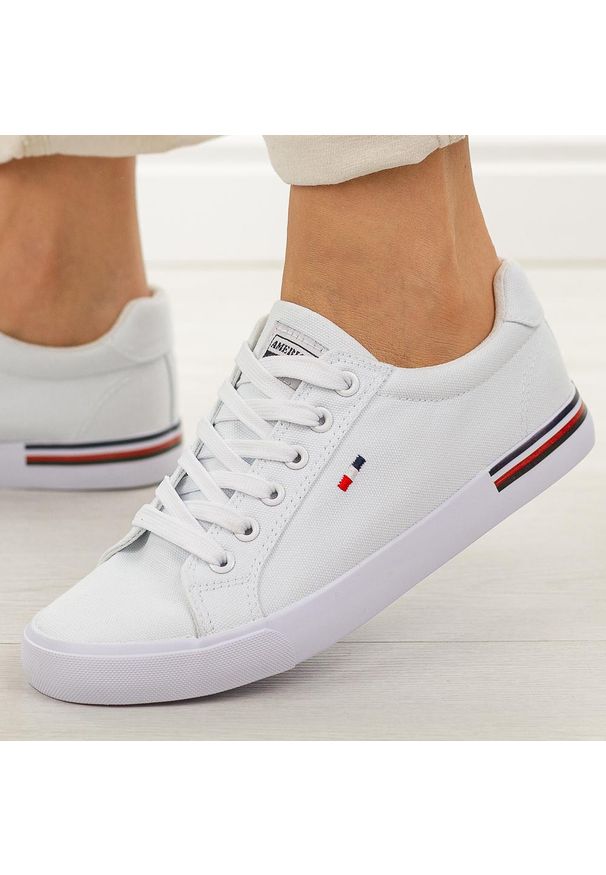 Białe trampki damskie American Club Lh115. Okazja: na spacer, na co dzień, na uczelnię. Zapięcie: sznurówki. Kolor: biały. Materiał: tkanina. Szerokość cholewki: normalna. Sezon: wiosna, lato. Styl: casual, klasyczny, sportowy, wakacyjny