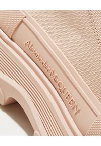 Alexander McQueen - ALEXANDER MCQUEEN - Beżowe sneakersy z logo. Nosek buta: okrągły. Kolor: beżowy. Materiał: bawełna, guma #6