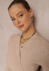 Renee - Beżowy Sweter Kopertowy z Prążkowanej Dzianiny Goli. Okazja: na spotkanie biznesowe, na co dzień. Kolor: beżowy. Materiał: dzianina, prążkowany. Długość rękawa: długi rękaw. Długość: długie. Styl: elegancki, biznesowy, casual