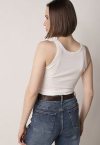 Born2be - Biały Top z Prążkowanego Materiału Zitessa. Okazja: na co dzień. Kolor: biały. Materiał: prążkowany, materiał. Długość rękawa: na ramiączkach. Styl: casual, elegancki, klasyczny #4