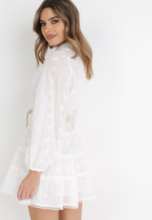 Born2be - Biała Sukienka Kasilea. Kolor: biały. Materiał: koronka. Wzór: aplikacja, haft. Styl: boho. Długość: mini