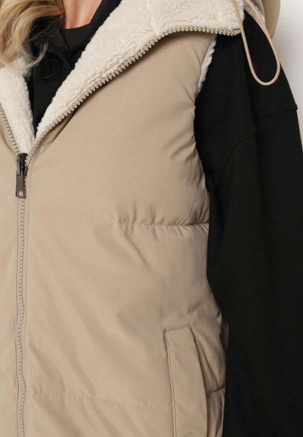 Born2be - Ciemnobeżowa Pikowana Kamizelka Dwustronna z Futerkiem Typu Baranek i Kapturem Lertiala. Okazja: na co dzień. Kolor: beżowy. Materiał: futro. Wzór: aplikacja. Styl: elegancki, casual, klasyczny