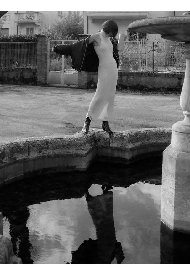 Reserved - Sukienka z metalizowaną nicią - srebrny. Kolor: srebrny. Materiał: wiskoza, dzianina