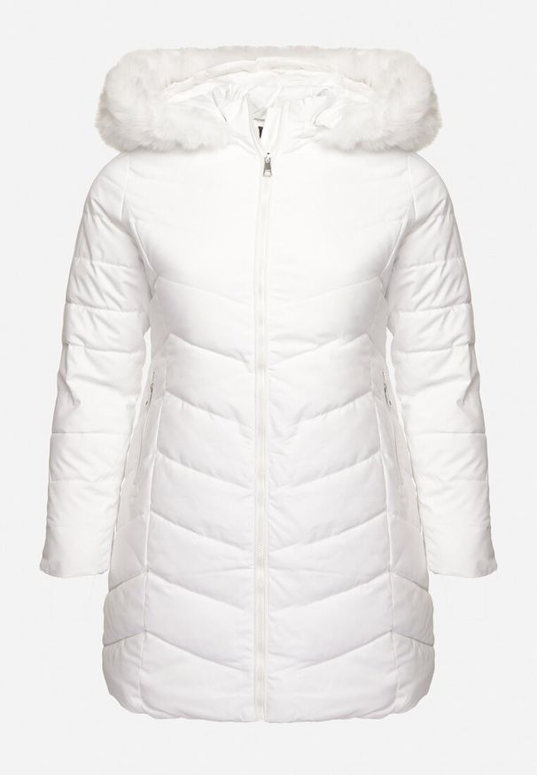 Born2be - Biała Zimowa Kurtka Pikowana o Długim Kroju z Odpinanym Kapturem i Futrem Torika. Okazja: na co dzień. Kolekcja: plus size. Kolor: biały. Materiał: futro. Długość: długie. Wzór: aplikacja. Sezon: zima. Styl: casual