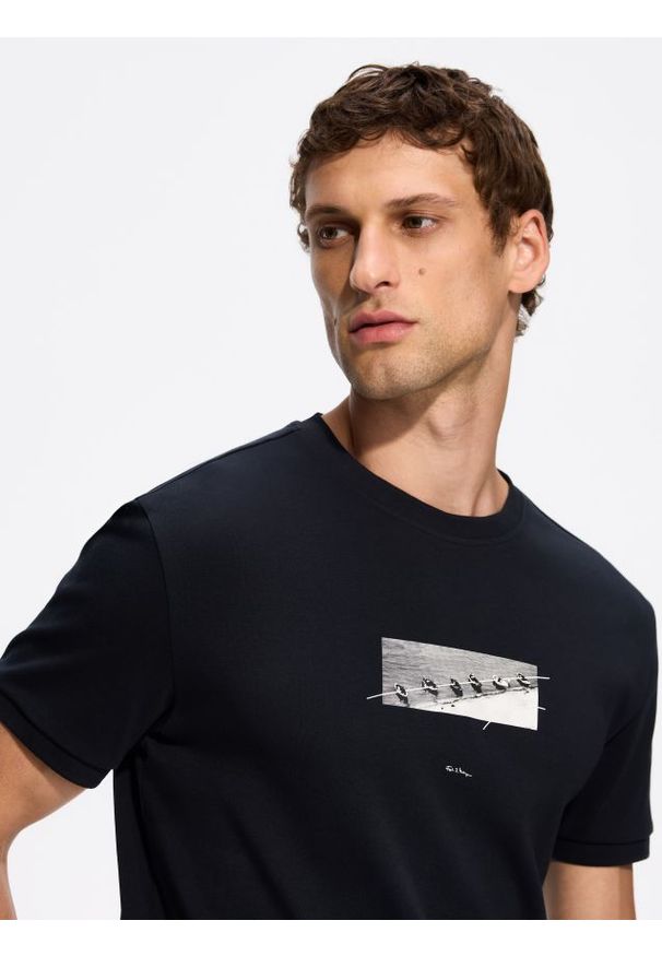 Reserved - T-shirt z nadrukiem Kosycarz - czarny. Kolor: czarny. Materiał: bawełna, dzianina. Wzór: nadruk