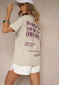 Renee - Jasnobeżowy T-shirt z Bawełny o Kroju Oversize Fillinea. Okazja: na co dzień. Kolor: beżowy. Materiał: bawełna. Wzór: napisy, aplikacja. Styl: klasyczny, casual