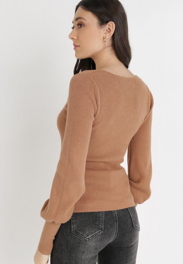 Born2be - Jasnobrązowy Sweter Uhrieth. Typ kołnierza: dekolt kwadratowy. Kolor: brązowy. Materiał: dzianina. Długość: długie. Wzór: prążki