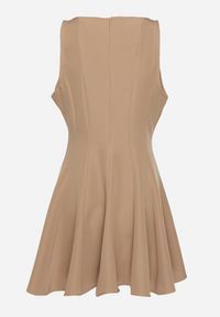 Born2be - Brązowa Rozkloszowana Sukienka Ozdobiona Przeszyciami Evinini. Kolor: brązowy. Wzór: aplikacja. Styl: klasyczny, elegancki #4