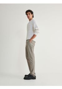 Reserved - Spodnie chino slim fit - brązowy. Kolor: brązowy. Materiał: bawełna, tkanina