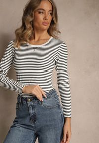 Renee - Biała Bluzka Longsleeve Ozdobiona Paskami i Cyrkoniami Ralenea. Okazja: na co dzień. Kolor: biały. Materiał: jeans. Długość rękawa: długi rękaw. Wzór: aplikacja. Styl: elegancki, casual