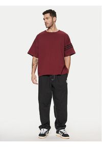 Adidas - adidas T-Shirt Neuclassics JC9934 Czerwony Regular Fit. Kolor: czerwony. Materiał: bawełna #5