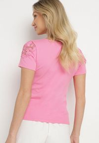 Born2be - Fuksjowy Bawełniany T-shirt z Łańcuszkiem i Koronką Liraveira. Okazja: na co dzień. Typ kołnierza: okrągły. Kolor: różowy. Materiał: bawełna, koronka. Długość rękawa: krótki rękaw. Długość: krótkie. Wzór: koronka. Styl: klasyczny, elegancki, casual #3