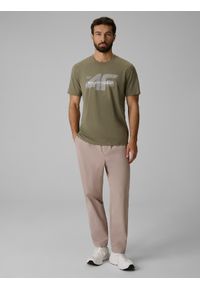 4f - 4F T-shirt regular z nadrukiem męski - khaki S. Okazja: na co dzień, do pracy, na spacer. Kolor: brązowy, oliwkowy, wielokolorowy. Materiał: bawełna, materiał. Wzór: nadruk. Styl: casual #2