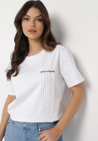 Born2be - Biały T-shirt Ozdobiony Krótkimi Frędzlami i Koralikami Ralleni. Kolor: biały. Długość: krótkie. Wzór: aplikacja