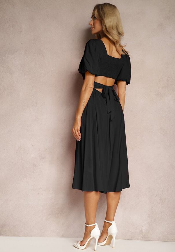 Renee - Czarna Wiskozowa Sukienka o Rozkloszowanym Kroju z Wycięciem na Plecach i Wiązaniem Dimiella. Kolor: czarny. Materiał: wiskoza. Typ sukienki: rozkloszowane