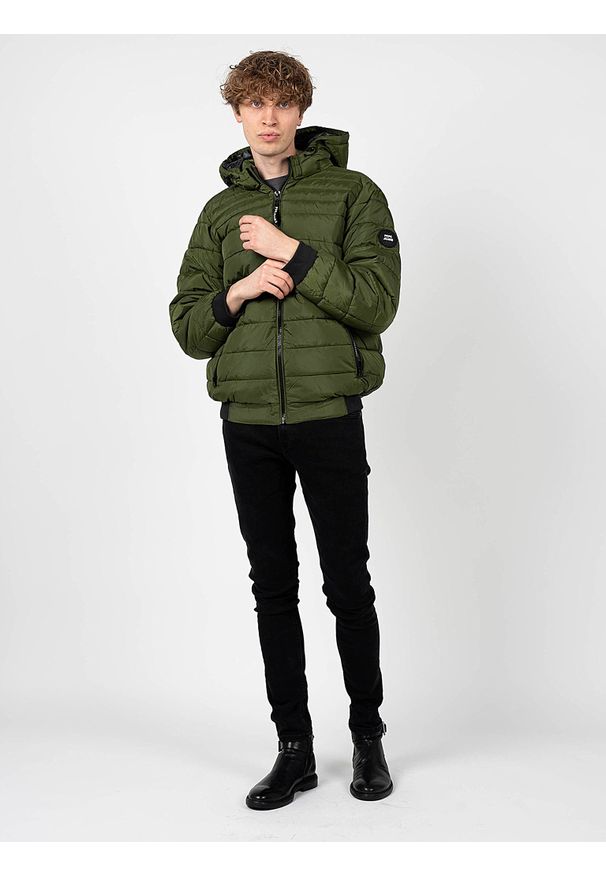 Pepe Jeans Kurtka "James" | PM402598 | James | Mężczyzna | Zielony. Okazja: na co dzień. Typ kołnierza: kaptur. Kolor: zielony. Materiał: poliester. Wzór: aplikacja. Styl: casual