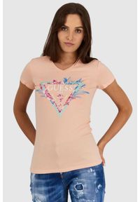 Guess - GUESS Brzoskwiniowy t-shirt damski z logo z liśćmi i cyrkoniami. Typ kołnierza: dekolt w serek. Kolor: pomarańczowy. Materiał: bawełna. Wzór: kwiaty #1