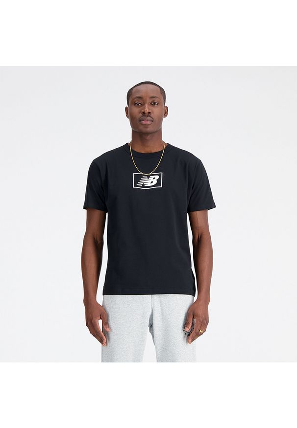 Koszulka męska New Balance MT33512BK – czarna. Kolor: czarny. Materiał: materiał, bawełna. Długość rękawa: krótki rękaw. Długość: krótkie