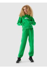 4F JUNIOR - Spodnie dresowe joggery dziewczęce. Kolor: zielony. Materiał: dresówka. Sezon: wiosna #1