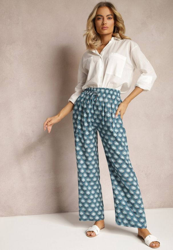 Renee - Niebieskie Szerokie Spodnie z Gumką w Talii z Wiskozy w Mozaikowy Print Wavelette. Okazja: na co dzień. Stan: podwyższony. Kolor: niebieski. Materiał: wiskoza. Wzór: nadruk. Styl: elegancki, casual