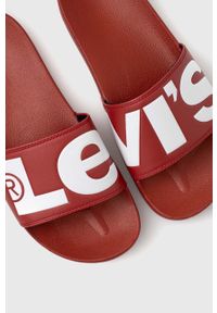 Levi's® - Levi's klapki JUNE L męskie kolor czerwony 231548.89. Okazja: na spotkanie biznesowe. Kolor: czerwony. Obcas: na obcasie. Styl: biznesowy. Wysokość obcasa: niski #3