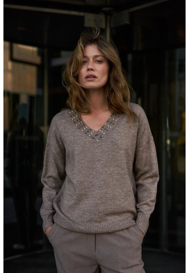 MOODO - Sweter z ozdobnym dekoltem brązowy. Kolor: brązowy. Materiał: wełna, akryl, elastan, poliester