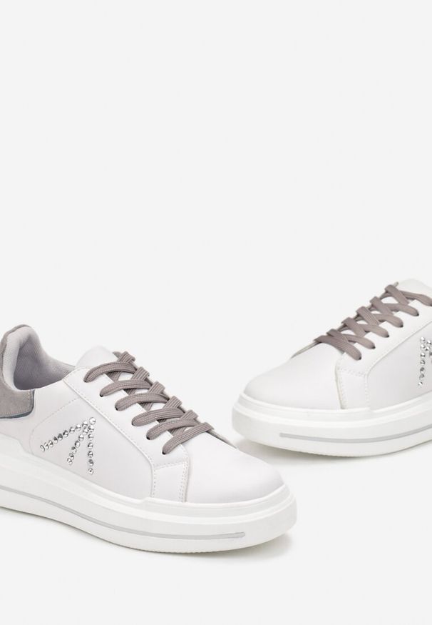 Renee - Biało-Szare Sneakersy w Cyrkonie na Grubej Podeszwie Nicala. Okazja: na co dzień. Kolor: biały. Materiał: jeans. Szerokość cholewki: normalna. Wzór: aplikacja