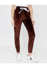 CUORI e PICCHE - Brązowe spodnie dresowe TRICK z aksamitu. Kolor: brązowy. Materiał: dresówka #6