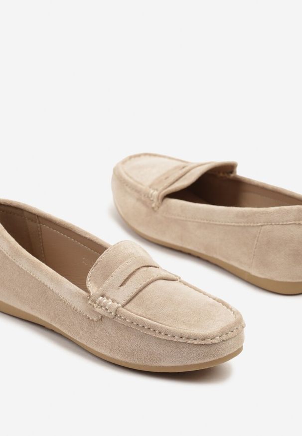 Renee - Ciemnobeżowe Mokasyny z Ozdobnymi Przeszyciami Rivgis. Okazja: na co dzień. Kolor: beżowy. Materiał: jeans. Styl: elegancki, casual