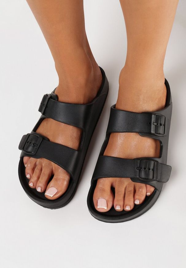Born2be - Czarne Klapki z Piankowego Materiału z Klamrami Lisena. Okazja: na co dzień, na plażę. Kolor: czarny. Materiał: materiał. Sezon: lato. Styl: elegancki, casual