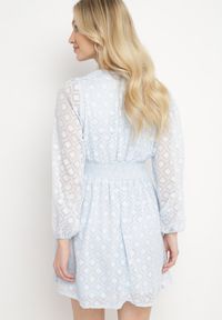 Born2be - Niebieska Sukienka Koktajlowa z Gumką w Pasie i Geometrycznym Wzorem na Siateczce Actipisa. Kolor: niebieski. Wzór: geometria. Typ sukienki: kopertowe. Styl: wizytowy #3