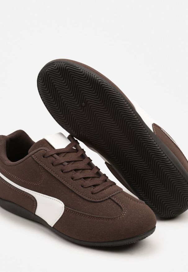 Born2be - Brązowe Sneakersy w Stylu Kultowych Tenisówek Virritia. Kolor: brązowy. Materiał: jeans. Wzór: aplikacja