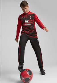 Puma - Męska bluza przedmeczowa z zamkiem 1/4 AC Milan PUMA For All Time Red Black. Kolor: czerwony, wielokolorowy, czarny. Długość rękawa: długi rękaw. Długość: długie