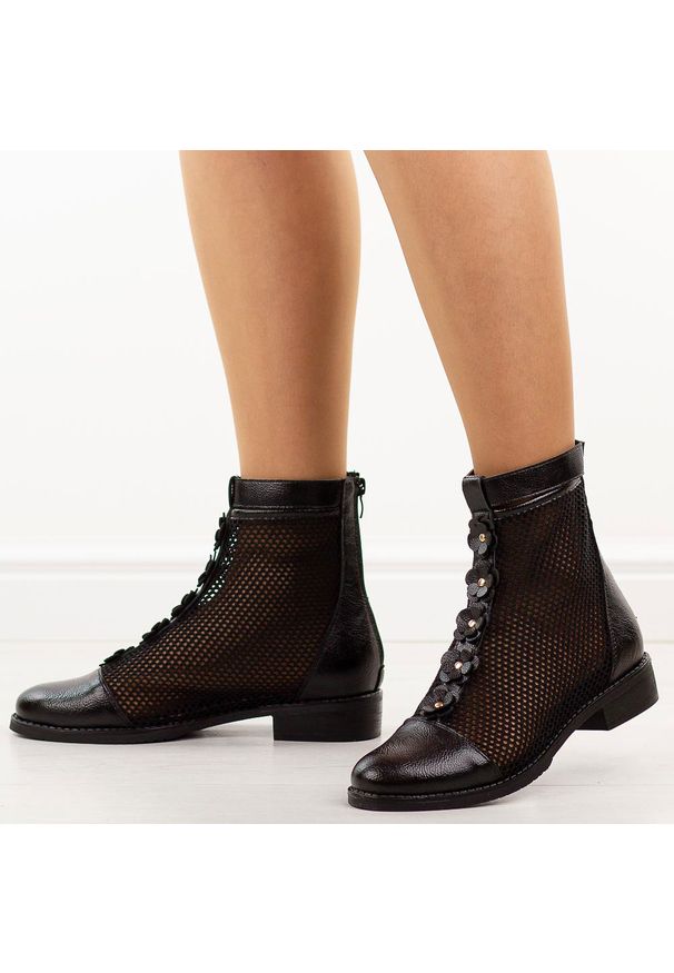 Czarne wiosenne ażurowe botki damskie Jezzi Asa62-130. Okazja: na co dzień. Kolor: czarny. Szerokość cholewki: normalna. Wzór: ażurowy. Materiał: skóra. Sezon: wiosna. Obcas: na obcasie. Styl: casual, elegancki, boho, klasyczny. Wysokość obcasa: niski
