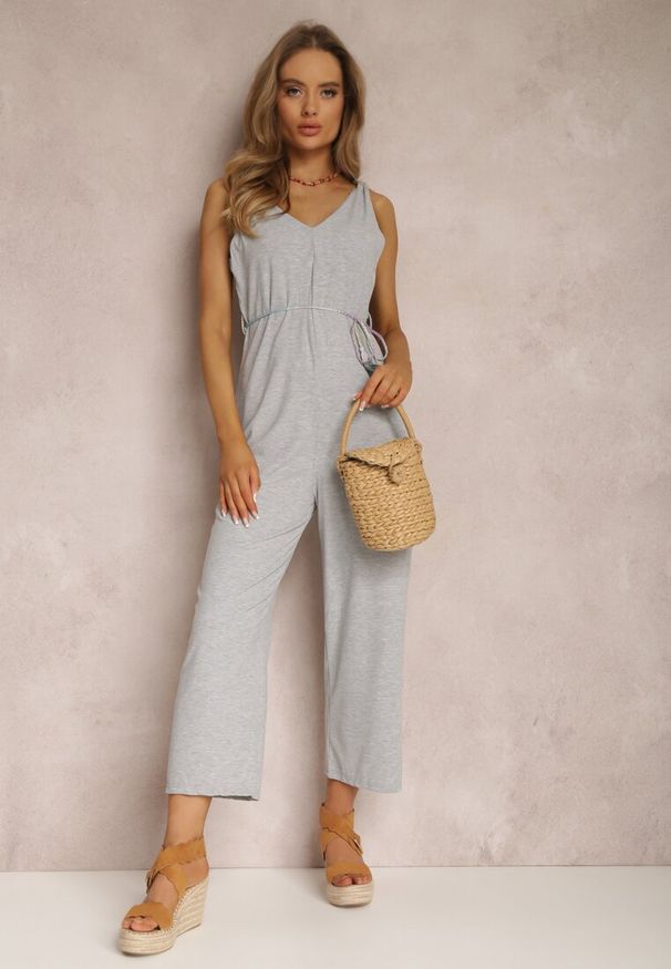 Renee - Szary Kombinezon Hylla. Kolor: szary. Długość rękawa: na ramiączkach. Długość: długie. Wzór: aplikacja. Styl: klasyczny