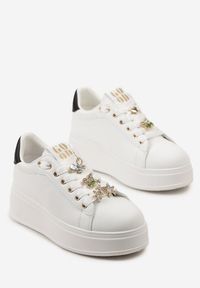 Renee - Biało-Czarne Sportowe Sneakersy ze Sznurowaniami Ozdobione Przypinkami z Cyrkonii Marilisa. Kolor: biały. Wzór: aplikacja #6