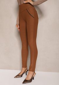 Renee - Jasnobrązowe Dopasowane Spodnie High Waist z Gumką w Talii Rivbia. Okazja: na co dzień. Stan: podwyższony. Kolor: brązowy. Styl: klasyczny, elegancki, casual