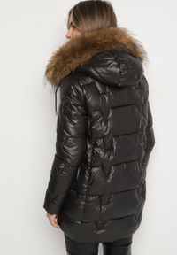 Born2be - Czarna Pikowana Kurtka z Kapturem z Odpinanym Futerkiem Galiara. Okazja: na co dzień, na spacer. Typ kołnierza: kaptur. Kolor: czarny. Materiał: futro. Styl: casual, elegancki #7