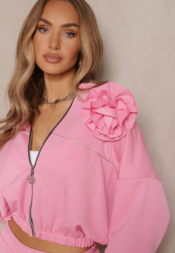 Renee - Różowy Komplet Dresowy z Wiskozą Spodnie o Szerokim Kroju i Bluza z Broszką Redaella. Kolor: różowy. Materiał: wiskoza, dresówka. Wzór: aplikacja
