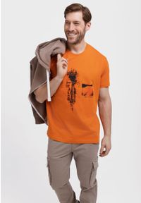 Volcano - T-shirt bawełniany, Comfort Fit, T-ROADBIKE. Okazja: na co dzień. Kolor: pomarańczowy. Materiał: bawełna. Długość rękawa: krótki rękaw. Długość: krótkie. Wzór: nadruk. Sezon: wiosna, lato. Styl: casual, sportowy #1