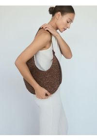 Reserved - Torebka hobo z papierowej plecionki - ciemnobrązowy. Kolor: brązowy. Materiał: skórzane #1