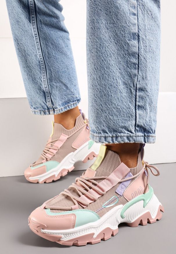Renee - Różowe Sneakersy Kharena. Zapięcie: bez zapięcia. Kolor: różowy. Materiał: materiał. Szerokość cholewki: normalna. Wzór: aplikacja