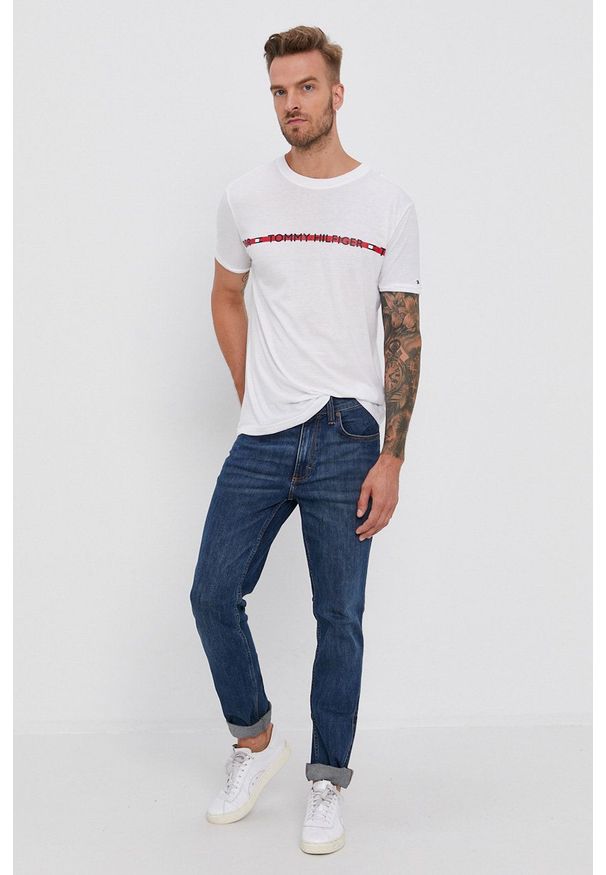 TOMMY HILFIGER - Tommy Hilfiger - T-shirt. Okazja: na co dzień. Kolor: biały. Materiał: włókno, dzianina, skóra. Wzór: nadruk. Styl: casual