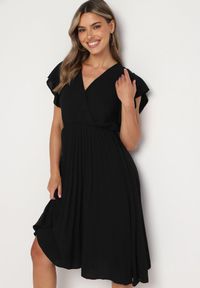 Born2be - Czarna Plisowana Sukienka z Kopertowym Dekoltem i Gumką w Talii Waretta. Typ kołnierza: dekolt kopertowy. Kolor: czarny. Typ sukienki: kopertowe. Styl: elegancki #1