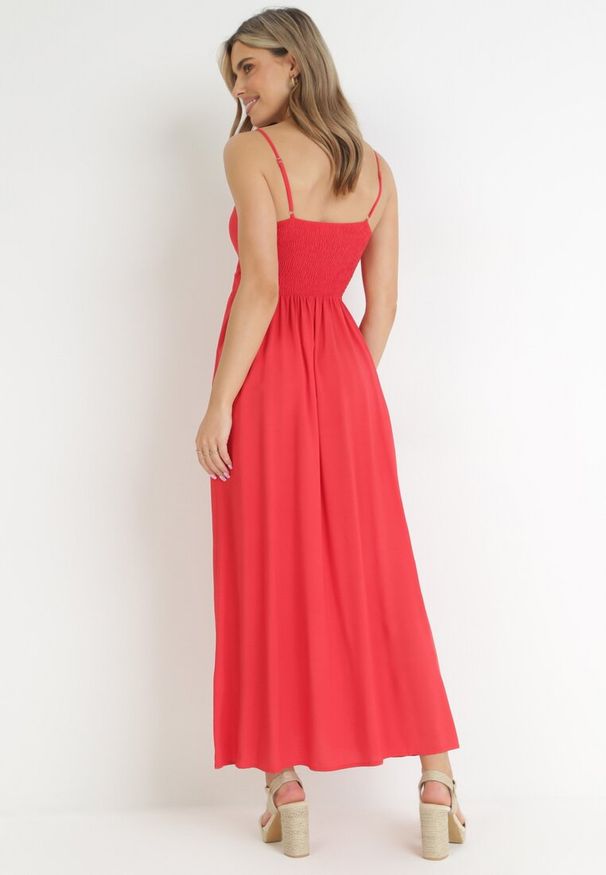 Born2be - Czerwona Sukienka z Wiskozy Amanita. Okazja: na co dzień. Kolor: czerwony. Wzór: kolorowy, jednolity. Typ sukienki: kopertowe. Materiał: wiskoza. Długość rękawa: na ramiączkach. Sezon: lato. Styl: casual. Długość: maxi