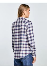 Big-Star - Koszula damska flanelowa z wiskozy w krate granatowo-beżowa Indina 401. Okazja: do pracy, na co dzień. Typ kołnierza: kołnierzyk klasyczny. Kolor: niebieski. Materiał: wiskoza. Wzór: kratka. Styl: klasyczny, casual #4