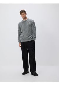 Reserved - Sweter z warkoczowym splotem - szary. Kolor: szary. Materiał: dzianina, bawełna. Wzór: ze splotem