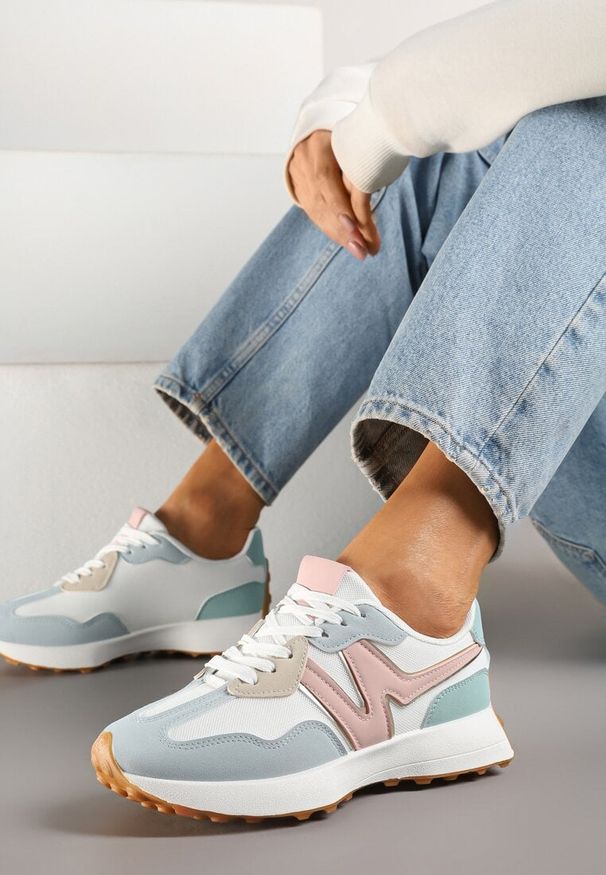 Renee - Niebiesko-Różowe Sneakersy Ozdobione Geometrycznym Motywem Zdivena. Okazja: na co dzień. Zapięcie: bez zapięcia. Kolor: niebieski. Materiał: jeans. Wzór: geometria, aplikacja. Sezon: lato, wiosna. Obcas: na platformie